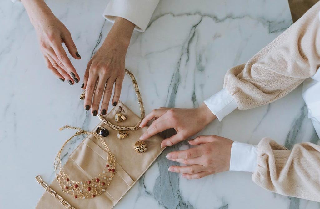 الدليل الشامل لتنسيق الإكسسوارات النسائية بطابع أوروبي أنيق